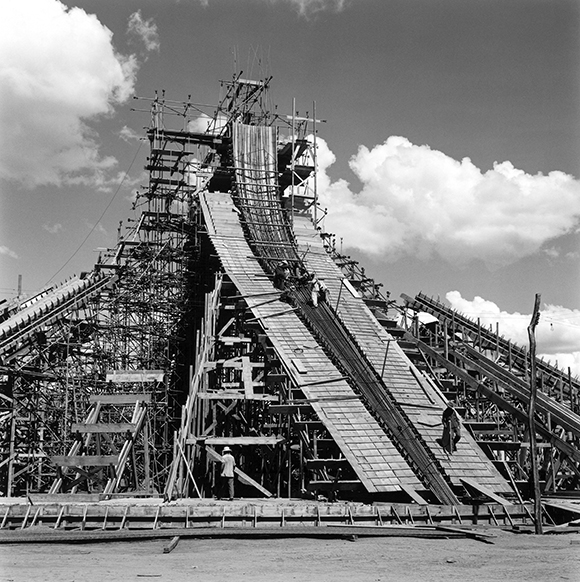 Construção da Catedral Metropolitana de Brasília, c. 1959. Foto de Marcel Gautherot/Acervo IMS