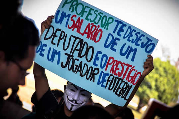 Cartazes das manifestações Cartazes das manifestações